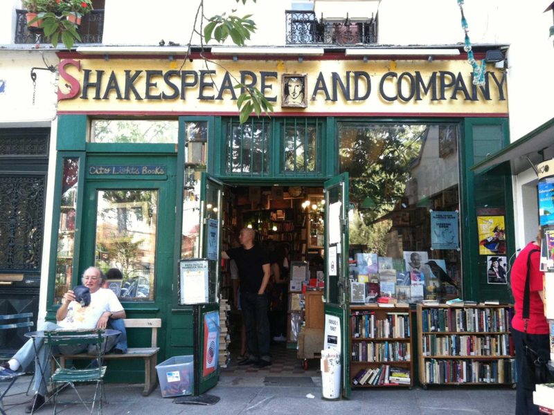 shakespeare-and-company-front